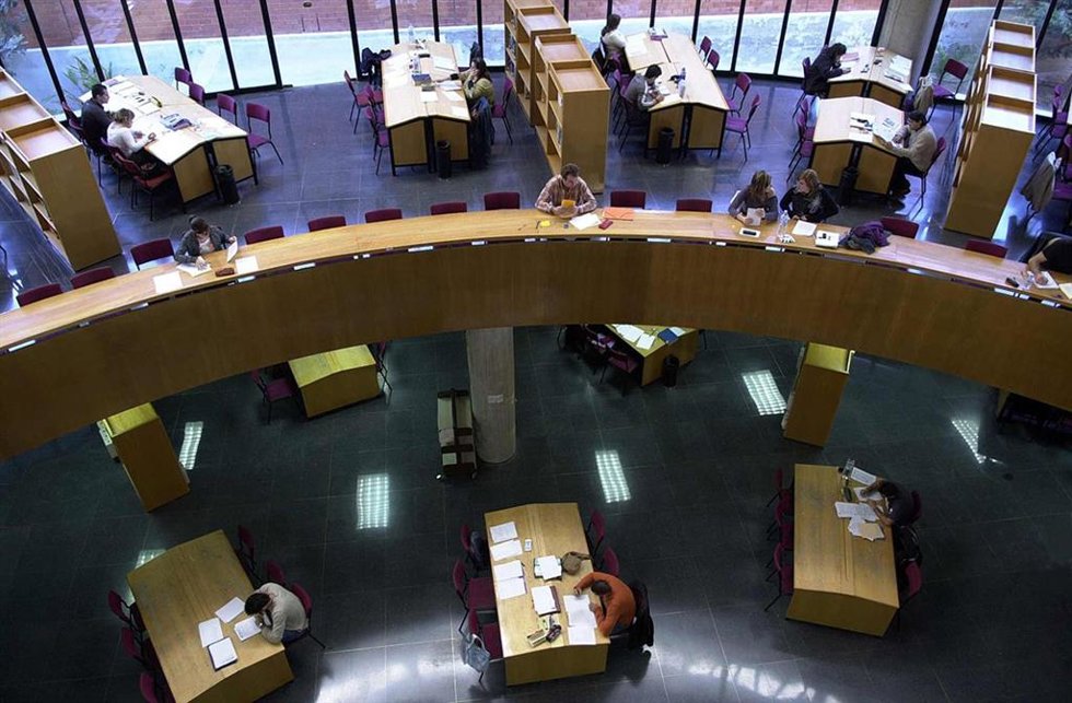 Archivo - Estudiantes en la Biblioteca de la Universidad de Málaga (UMA)