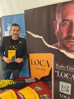 Pedro Güido durante la presentación en Berja (Almería) de su obra 'Loca'.
