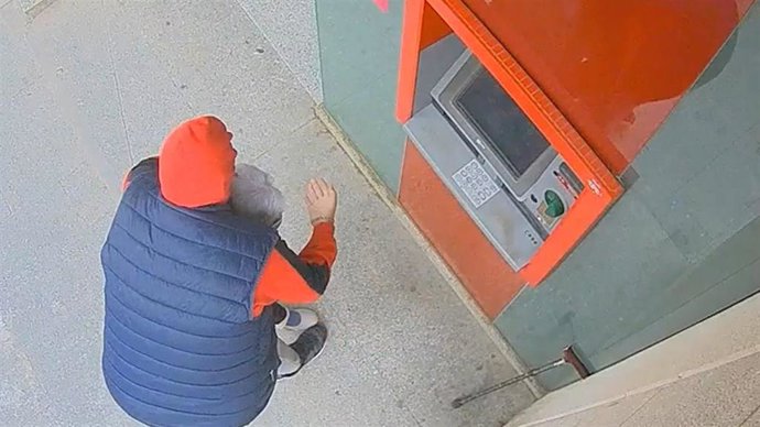 Detenido tras atracar a una mujer de 79 años cuando sacaba dinero en un cajero en Requena (Valencia)