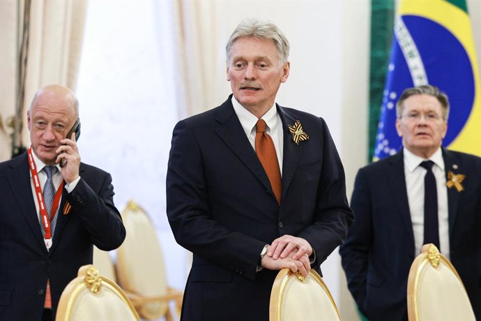 RÚSSIA, MOSCOU - 9 DE MAIO DE 2025: Dmitry Peskov, Secretário de Imprensa Presidencial da Rússia, participa de uma reunião bilateral entre o Presidente Vladimir Putin e seu colega brasileiro Luiz Inácio Lula da Silva no Kremlin de Moscou. Na foto ao fundo