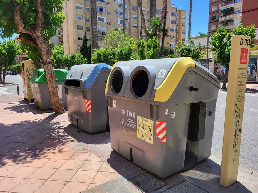Imagen de varios tipos de contenedores urbanos.