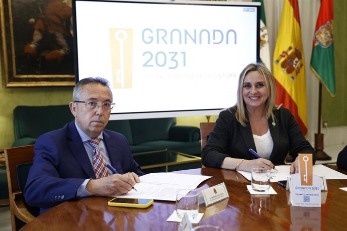 Marifrán Carazo y Claudio Rodríguez, presidente de la federación de asociaciones de casetas tradicionales de Granada