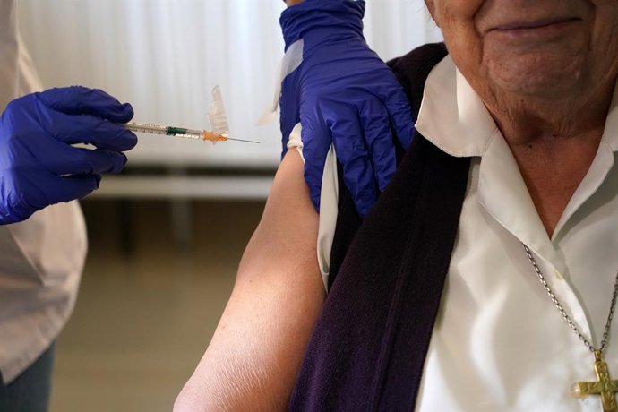 Archivo - Arquivo - Idosos são vacinados contra a gripe em 9 de outubro de 2024 em Málaga, Andaluzia (Espanha). A campanha de vacinação contra a gripe começa em 9 de outubro, tendo como alvo os residentes de lares residenciais para idosos, idosos e pessoa