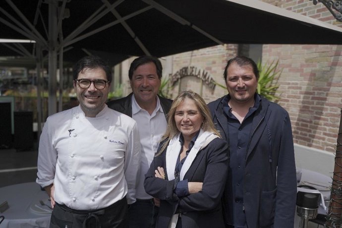 Equipo al frente del restaurante barcelonés