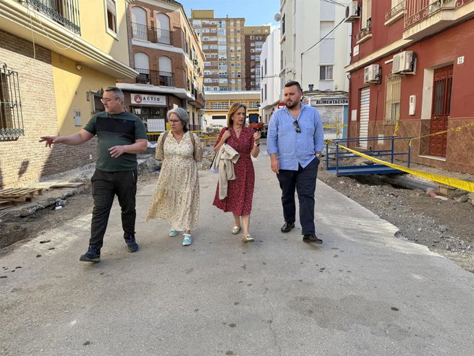 La viceportavoz municipal socialista, Begoña Medina y la concejala socialista Mari Carmen Sánchez en las obras de renaturalización de la barriada de Huelin