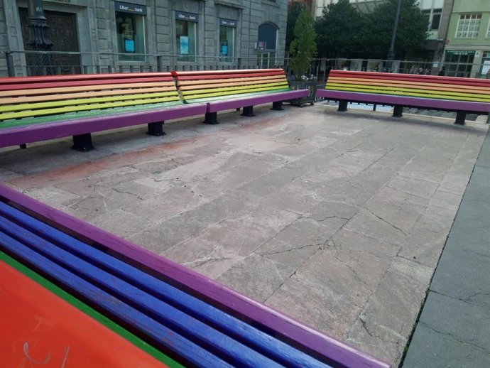 Archivo - Imagen de archivo de los bancos arcoíris en La Escandalera