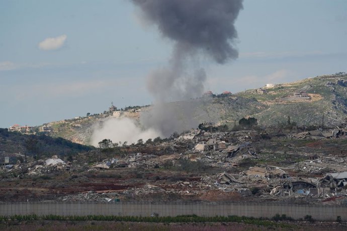 Archivo - JERUSALEM, 23 de março de 2025 -- A fumaça aumenta após os ataques israelenses no sul do Líbano, visto do lado israelense da fronteira, em 22 de março de 2025. Pelo menos seis pessoas foram mortas e outras 28 ficaram feridas em novos ataques aér