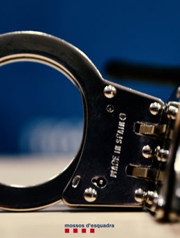 Archivo - Unes manilles dels Mossos d'Esquadra