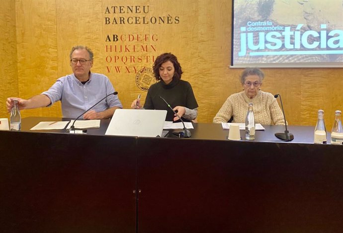 Archivo - El president de l'Òmnium Cultural, Xavier Antich; l'advocada Sònia Olivella i l'activista per la llengua catalana i militant de l'esquerra independentista víctima de tortures, Blanca Serra