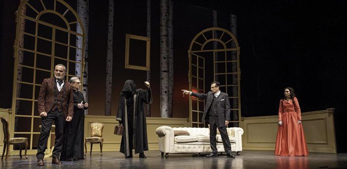 Imagen de escena de Magia, con Carlos Chamarro encabezando el reparto.
