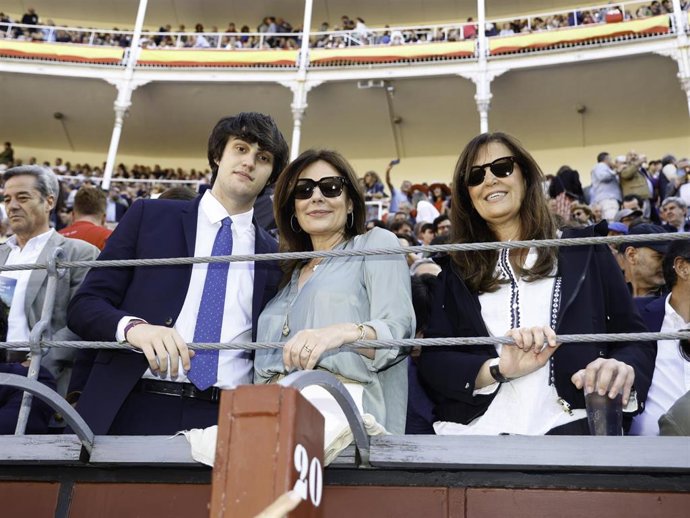 Nuria González, su hijo Iván y su hermana Yolanda asisten a una tarde de toros en Las Ventas, a 16 de mayo de 2025, en Madrid (España).