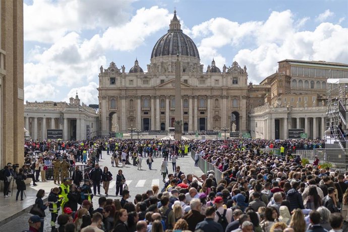 Decenas de personas hacen cola en la Plaza de San Pedro, a 25 de abril de 2025, en Ciudad del Vaticano (Italia). 