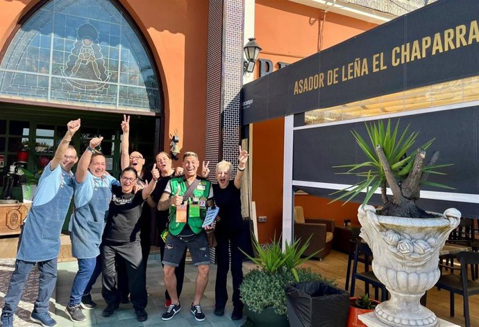 El vendedor que ha repartido seis cupones con 240.000 euros y los afortunados.