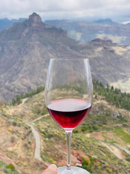 El Roque Bentayga (al fondo) acoge la presentación de los vinos de Artenara, uno de los municipios de cumbre de la isla de Gran Canaria, a 12 de mayo de 2025. Vista desde el Museo etnográfico Casas Cueva de Artenara.