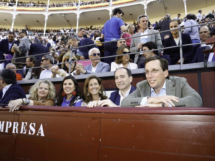 José Luis Martínez- Almeida y Teresa Urquijo asisten a una tarde de toros en Las Ventas, a 16 de mayo de 2025, en Madrid (España).