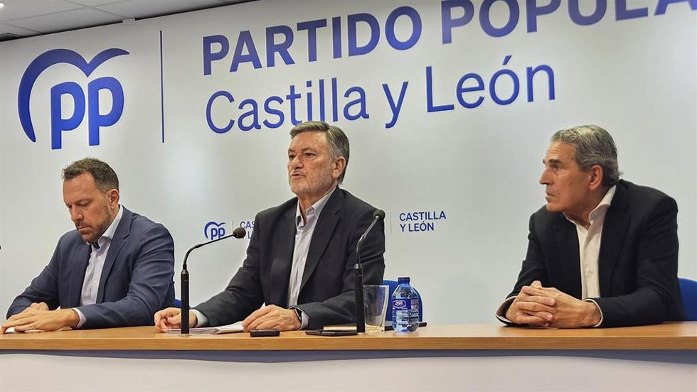 El Secretario General del Partido Popular de Castilla y León, Francisco Vázquez y los portavoces en materia de transportes del Senado y del Congreso, Juan José Sanz Vitorio y Héctor Palencia, este sábado en rueda de prensa