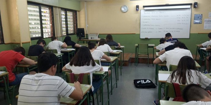 Alumnos realizando las Pruebas Específicas de Certificación en las EOI.