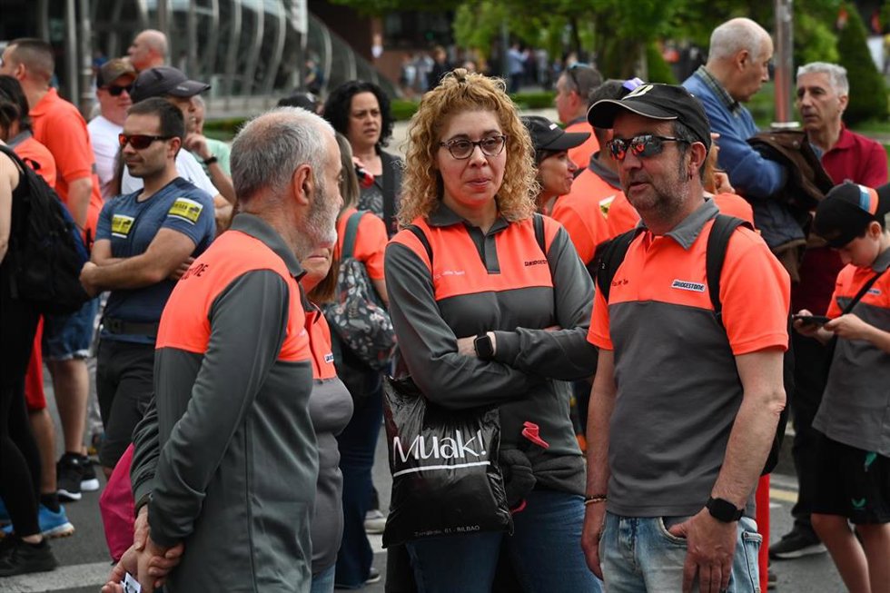 Varios trabajadores de Bridgestone, durante la manifestación del Día del Trabajador, a 1 de mayo de 2025, en Bilbao