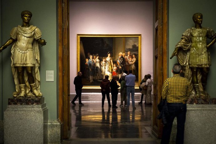 Archivo - Varias personas observan el cuadro de la familia de Carlos IV de Goya en el Museo del Prado de noche, a 4 de marzo de 2023, en Madrid (España). El Museo del Prado abre sus puertas de noche el primer sábado de cada mes en el marco de un proyecto 