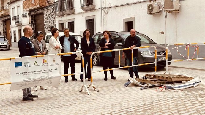 La secretaria general de Administración Local de la Junta de Andalucía, María Luisa Ceballos, en su visita al municipio cordobés de Hinojosa del Duque.