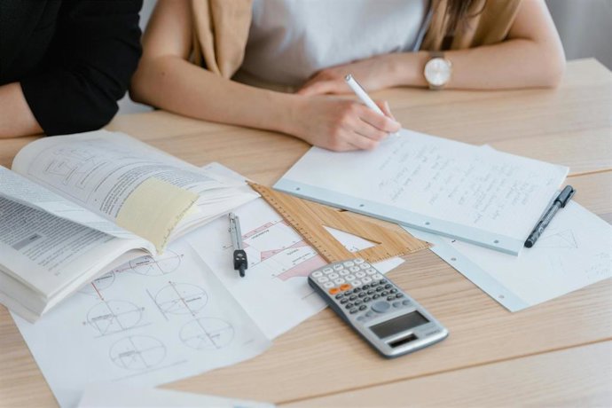 La Junta renueva su colaboración con la Real Academia de Ciencias Exactas, Físicas y Naturales de España (RAC) para estimular el talento matemático en Secundaria y promover las vocaciones científicas