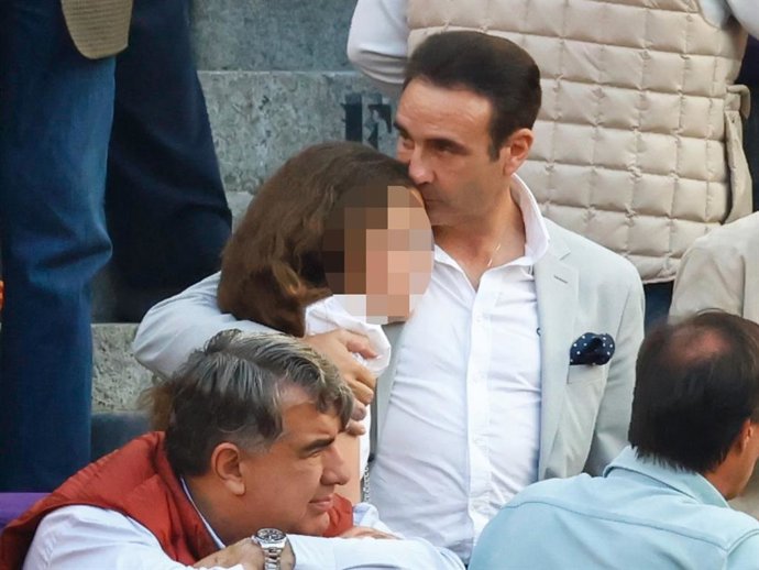 ENRIQUE PONCE JUNTO A UNA DE SUS HIJAS
