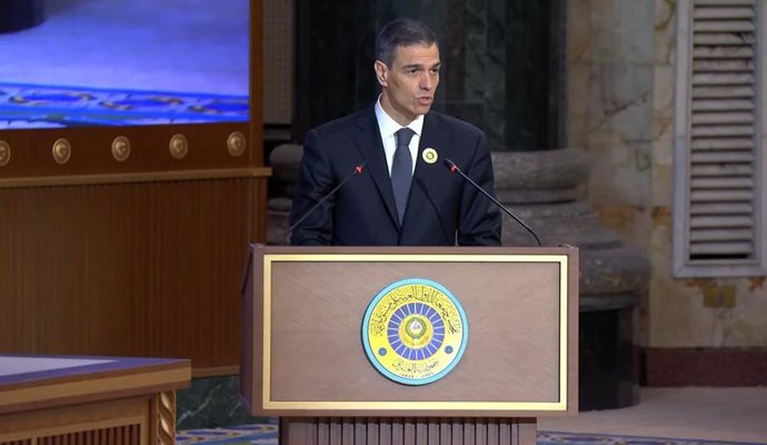 O presidente do governo, Pedro Sánchez, discursa na cúpula da Liga Árabe em Bagdá, em 17 de maio de 2025.