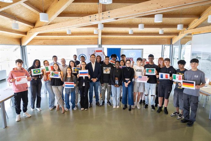 El director general de Acción Exterior y Cooperación, Juan José Almela, junto con los docentes y alumnos que participaron en el taller en el que se debatieron propuestas de regulación internacional de la inteligencia artificial.