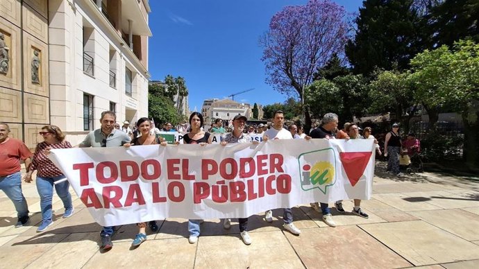 El coordinador de IU Andalucía y diputado en el Congreso, Toni Valero, y la coordinadora provincial de IU Málaga y portavoz adjunta del grupo municipal Con Málaga en el Ayuntamiento, Toni Morillas, en manifestación en defensa de la educación pública