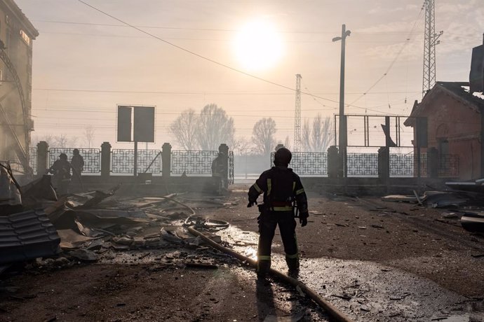 Archivo - February 25, 2024, Kostiantynivka, Donetsk, Ukraine: Firefighters fight the fire caused by a Russian bombing at the train station in the city of Kostiantynivka
