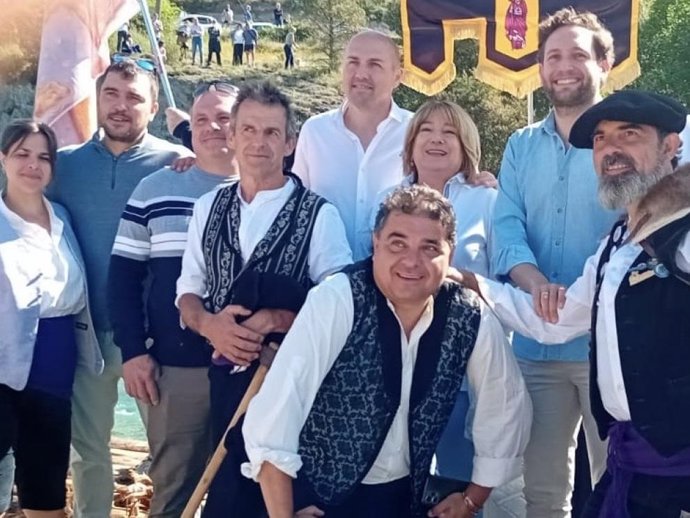 La consejera Tomasa Hernández asiste este sábado al descenso de navatas por el río Cinca.