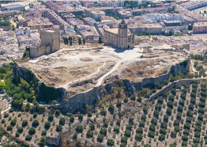 Archivo - Vista de Alcalá la Real con la Fortaleza de la Mota en primer plano.