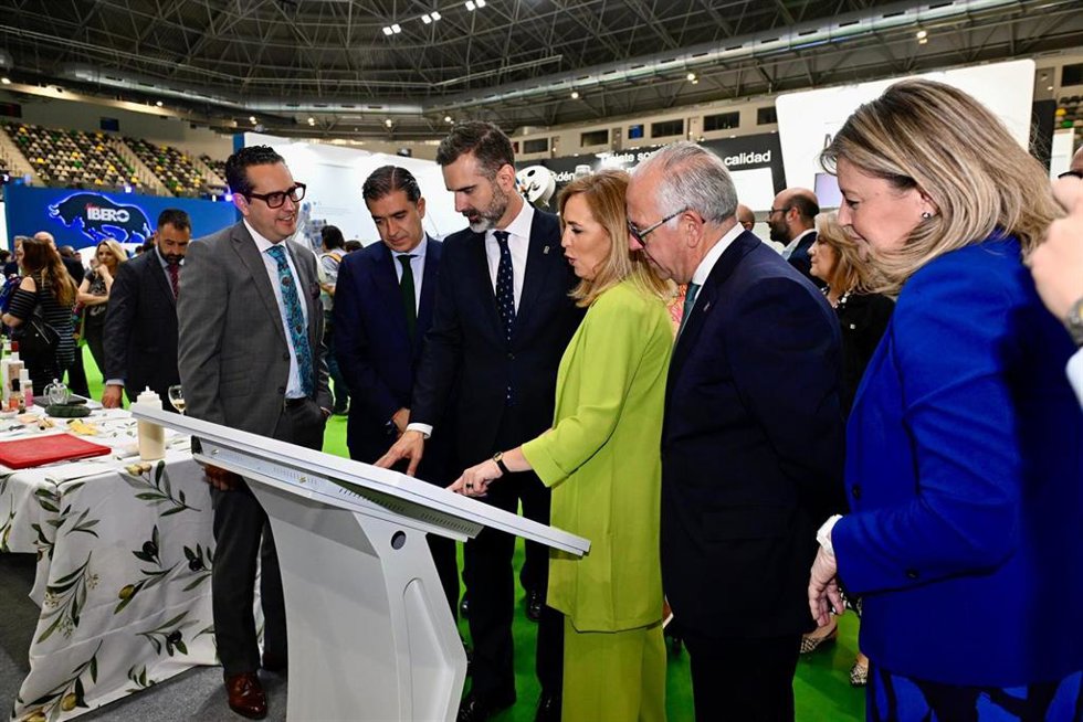 El consejero de Agricultura, Pesca, Agua y Desarrollo, Rural, Ramón Fernández-Pacheco, en Expoliva 2025