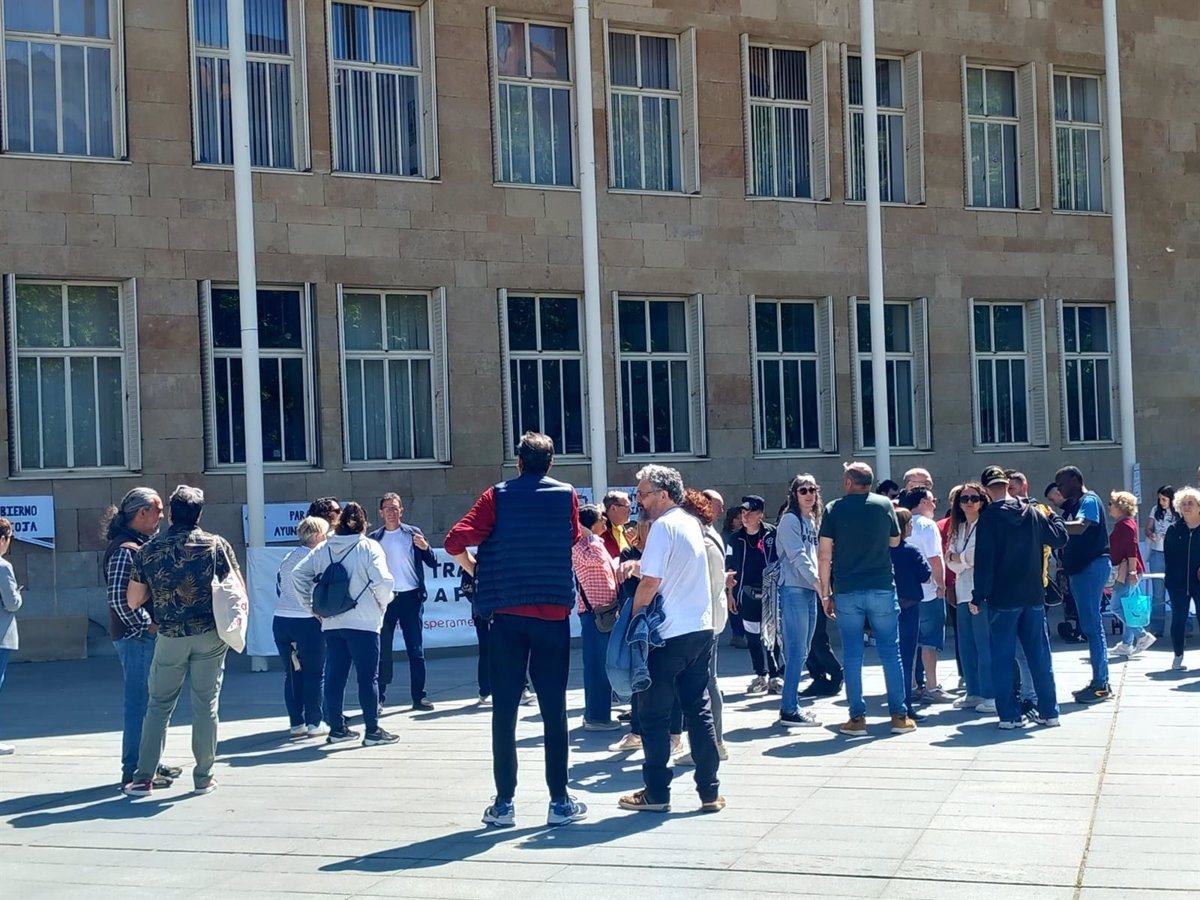 Una concentración pide mejorar la conexión a la cárcel de Logroño con transporte público:  Hay suficiente demanda 