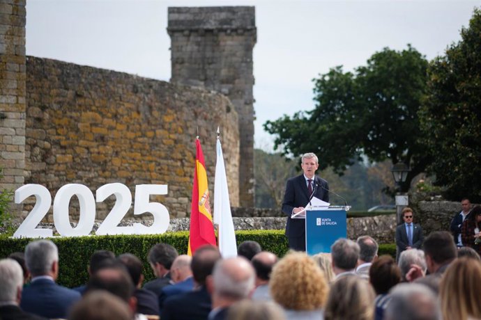 O presidente dá Xunta, Alfonso Rueda, preside o acto conmemorativo do Día das Letras Galegas 2025, dedicado ás cantareiras. Castelo Torres de Mens (Malpica de Bergantiños).