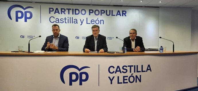 El secretario general del PP de Castilla y León, Francisco Vázquez (centro), junto a los portavoces en materia de transportes del Senado y del Congreso, Juan José Sanz Vitorio y Héctor Palencia
