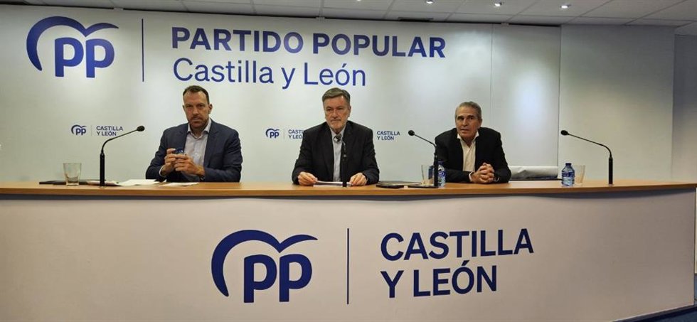 El secretario general del PP de Castilla y León, Francisco Vázquez (centro), junto a los portavoces en materia de transportes del Senado y del Congreso, Juan José Sanz Vitorio y Héctor Palencia