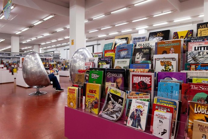 Archivo - Mostrador con ejemplares de novela gráfica y cómics en la Biblioteca Regional de Murcia.