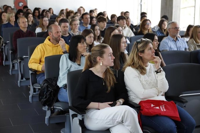 Más de 700 personas participan el Sábado de Puertas Abiertas de la UR para conocer sus estudios e instalaciones