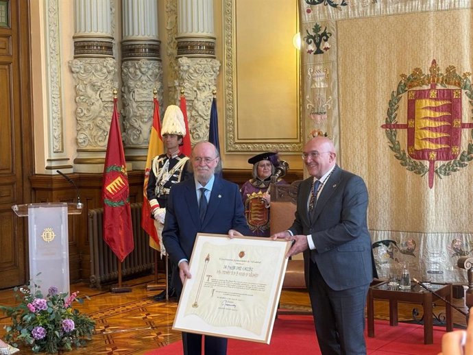 El alcalde de Valladolid, Jesús Julio Carnero, y el Hijo Predilecto de la ciudad, Joaquín Díaz.