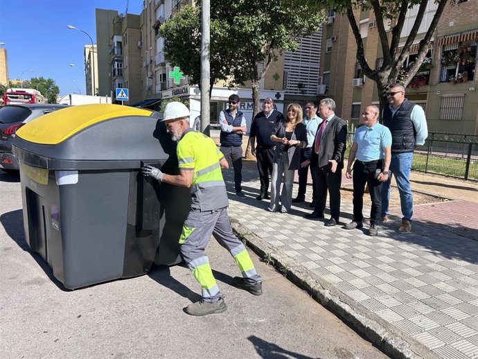 Renovación de los contenedores del barrio sevillano de Pino Montano.
