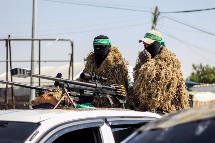 Archivo - November 11, 2019: Gaza, Palestine. 11 Novembre 2019. The Izz al-Din al-Qassam Brigades hold a military march in Khan Younis, in the southern Gaza Strip.  The Izz al-Din Qassam spokesperson, Abu Obeida, spoke during the event. The Al-Qassam brig