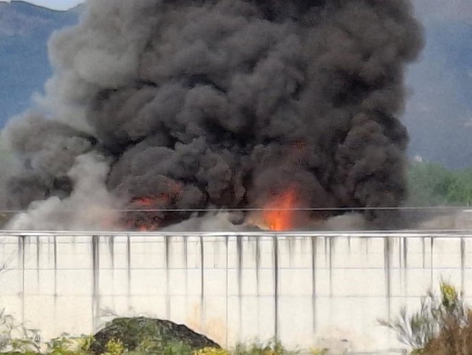 Incêndio em um depósito de gerenciamento de resíduos em Polígono das Gándaras, em O Porriño (Pontevedra).