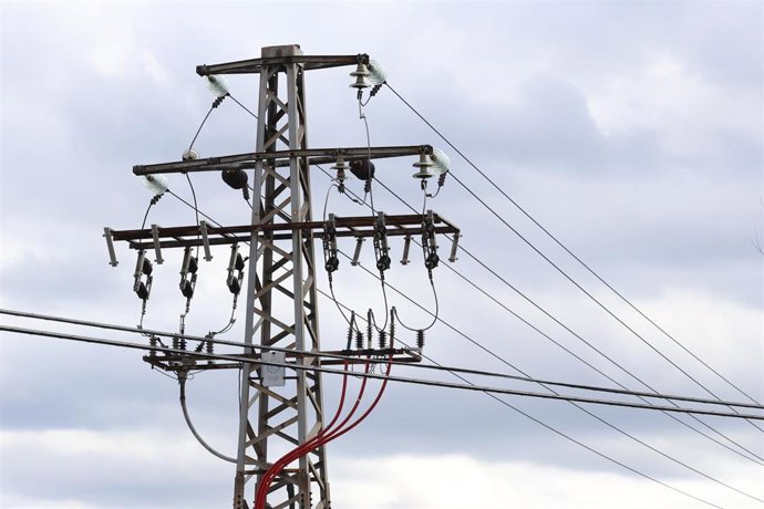 Archivo - Un poste eléctrico, a 14 de marzo de 2025, en Madrid (España).