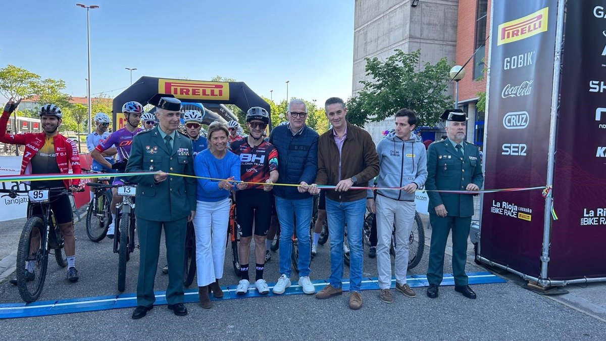 La Guardia Civil participa en el corte de cinta de la segunda etapa de  La Rioja Bike Race 2025 