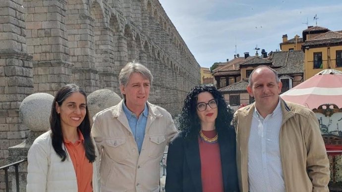 La secretaria d eCultura de PSOE CyL, Manuela Villa (izda); el secretario general, Carlos Martínez, la consejera de Cultura del Principado de ASturias, Ana Vanesa Gutiérrez, y el secretario generral provincial del PSOE de Segovia, José Luis Aceves