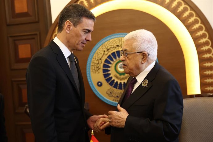 El presidente del Gobierno, Pedro Sánchez, y el presidente de la Autoridad Palestina, Mahmud Abbas, en Bagdad