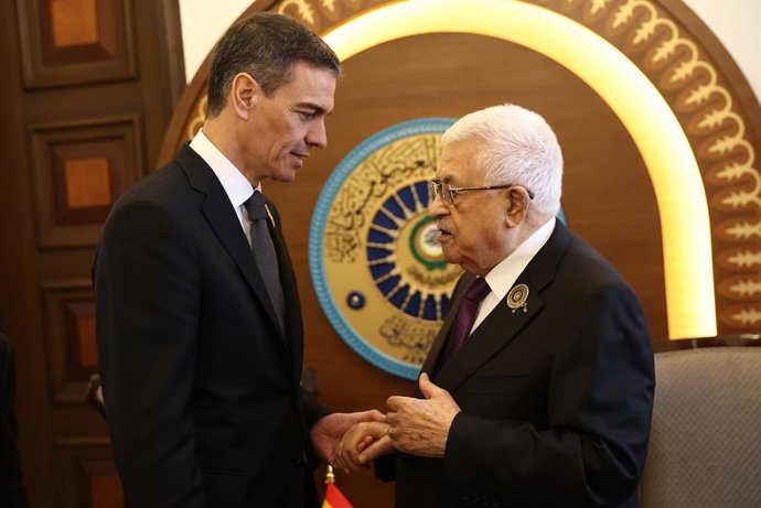 O Presidente do Governo, Pedro Sánchez (à esquerda), reúne-se com o Presidente do Estado da Palestina, Mahmoud Abbas (à direita), durante a 34ª cúpula da Liga dos Estados Árabes, em 17 de maio de 2025, em Bagdá (Iraque). Sánchez é o único líder europeu qu