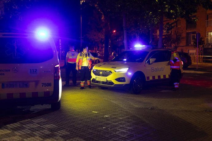 Vehículos de los servicios sanitarios en el lugar de los hechos, a 15 de mayo de 2025, en Cornellà de Llobregat, Barcelona, Catalunya (España). Los Mossos d'Esquadra han detenido a la conductora del atropello accidental en el exterior del RCDE Stadium ant