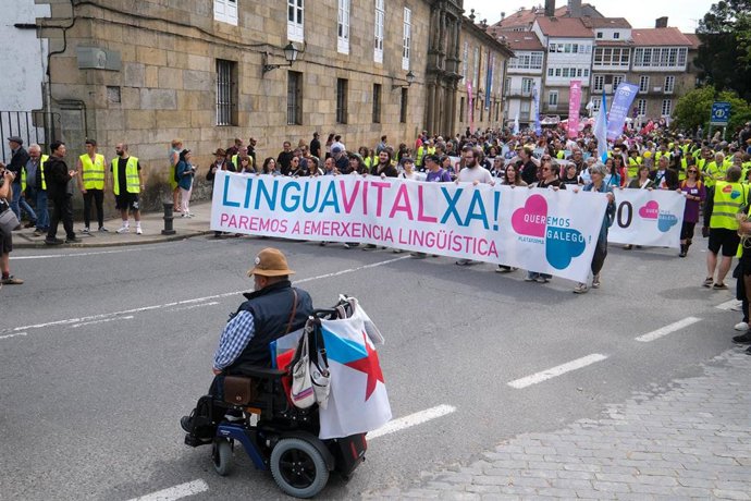 Decenas de persoas durante unha manifestación polo uso da lingua galega, coincidindo co Día das Letras Galegas, a 17 de maio de 2025, en Santiago de Compostela, A Coruña, Galicia (España). 